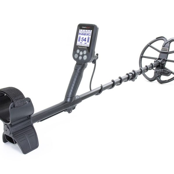 فلزیاب نوکتا سیمپلکس (نسل جدید) با شفت تلسکوپی، در حال کاوش سکه در ساحل شنی با استاندارد IP68.