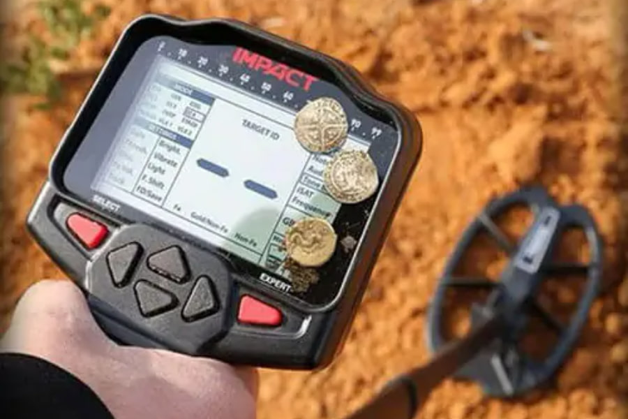 فلزیابی در حال کار در محیطی با خاک های معدنی