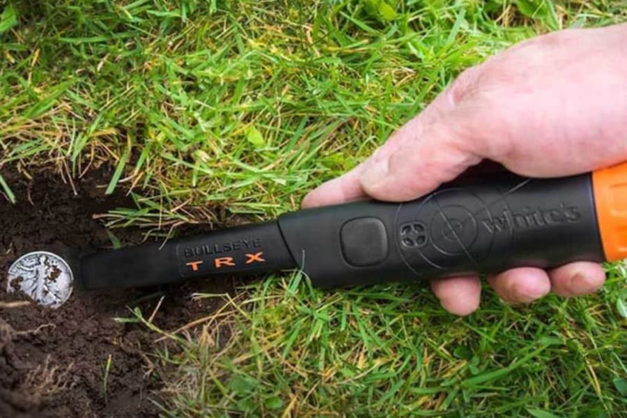 کشف سکه به کمک فلزیاب دستی پین پوینتر