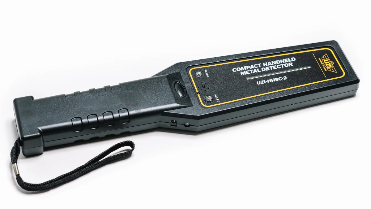 یک فلزیاب دستی سبک با بدنه پلاستیکی و دستگیره ارگونومیک.