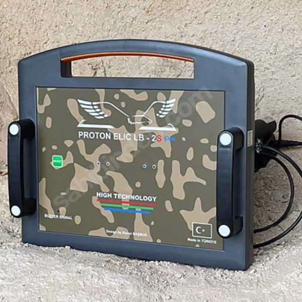 یک دستگاه فلزیاب و حفره یاب دوربرد مدل پروتون الیک ال بی 2 اس در حال استفاده در یک محیط باز.