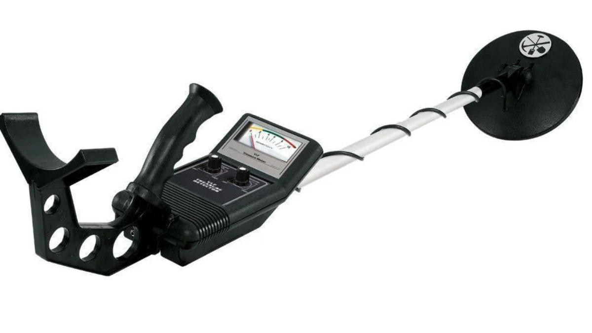 دستگاه فلزیاب VLF بانتی هانتر با طراحی ارگونومیک و صفحه نمایش دیجیتال.